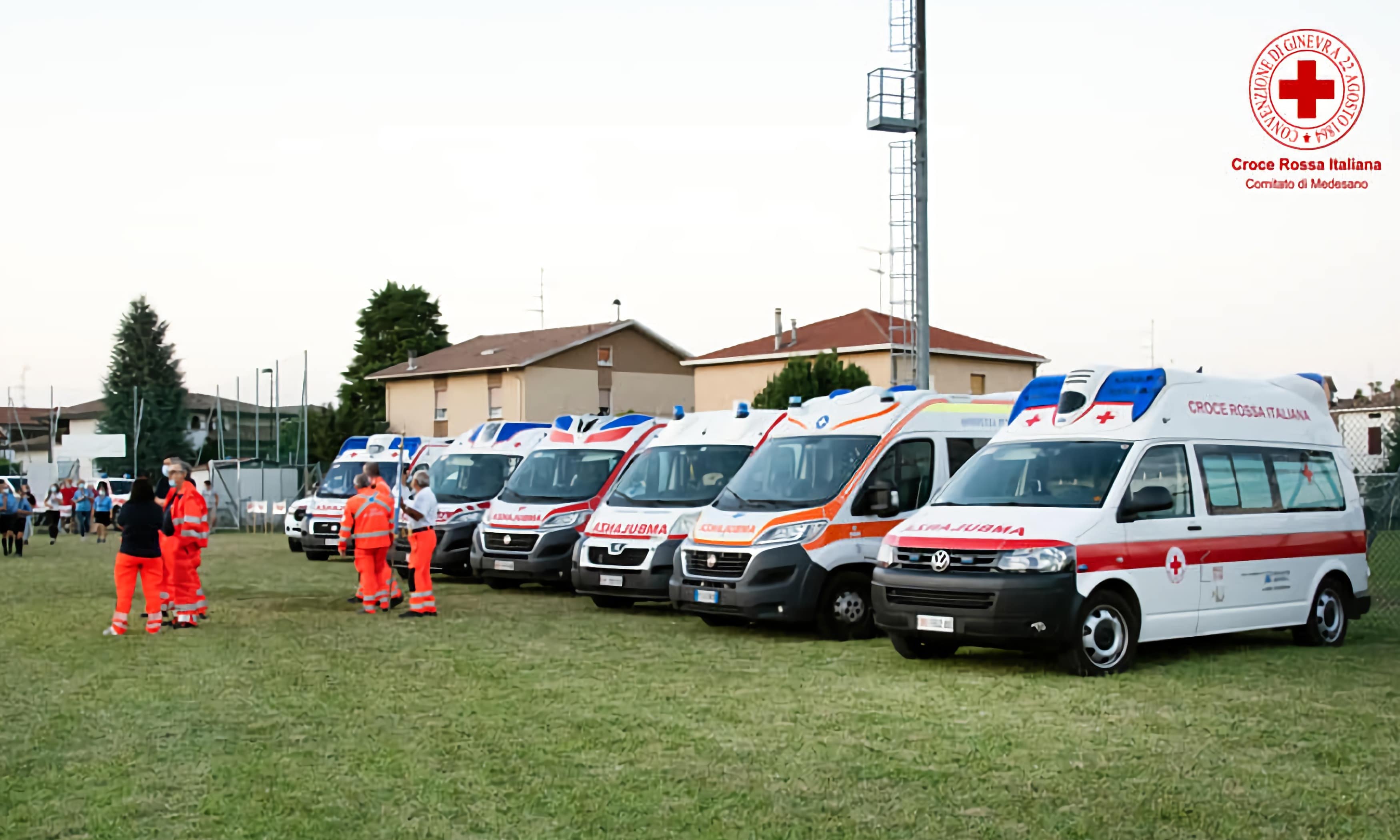 Evento della croce Rossa di Medesano con flotta di ambulanze