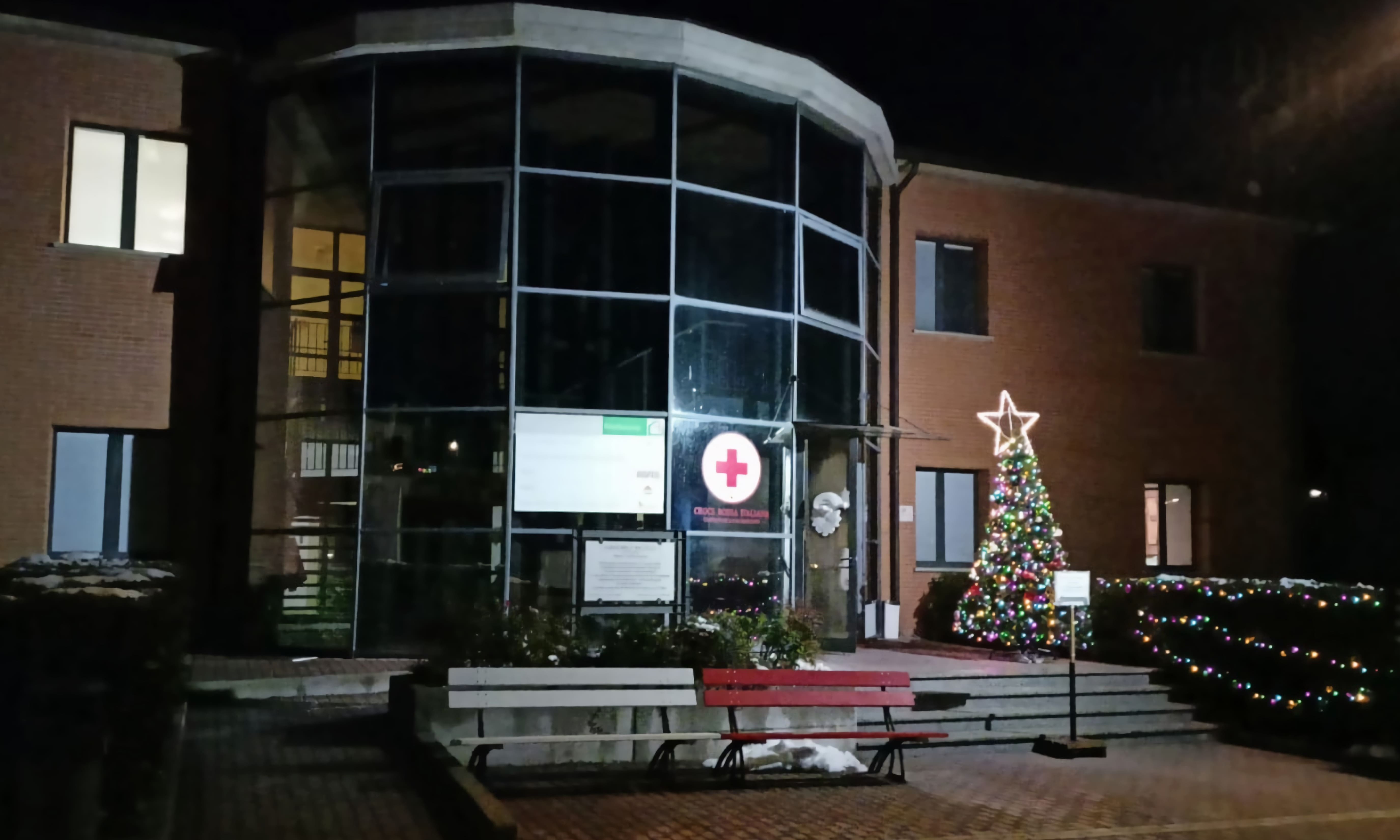 Sede della Croce Rossa di Medesano con addobbi natalizi